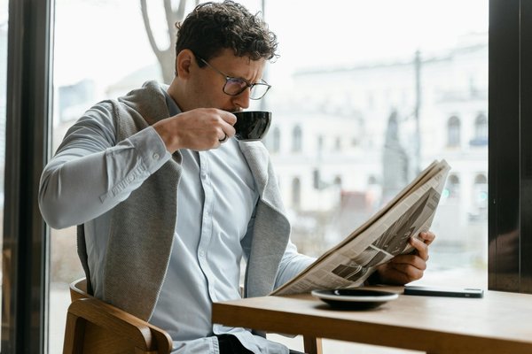 Les Expositions Solo vs. Collectives : Décrypter les Différences et Découvrir leurs Atouts